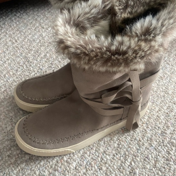 Brand new Toms boots - Picture 2 of 4